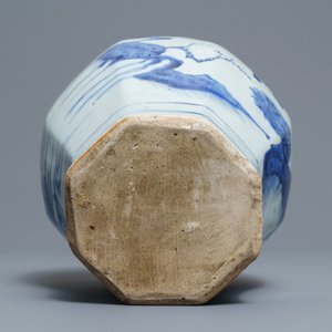 Un vase de forme balustre en porcelaine de Chine bleu et blanc, époque Transition — photo 6