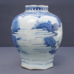 Un vase de forme balustre en porcelaine de Chine bleu et blanc, époque Transition — photo 8