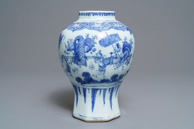 Un vase de forme balustre en porcelaine de Chine bleu et blanc, époque Transition