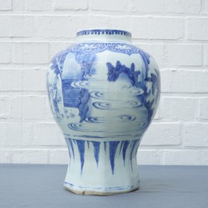 Un vase de forme balustre en porcelaine de Chine bleu et blanc, époque Transition — photo 19