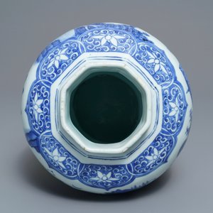 Un vase de forme balustre en porcelaine de Chine bleu et blanc, époque Transition — photo 5