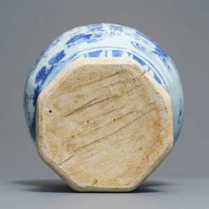 Un vase de forme balustre en porcelaine de Chine bleu et blanc, époque Transition — photo 6