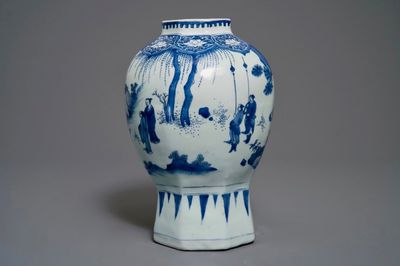 Un vase de forme balustre en porcelaine de Chine bleu et blanc, époque Transition