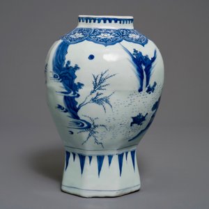 Un vase de forme balustre en porcelaine de Chine bleu et blanc, époque Transition — photo 3
