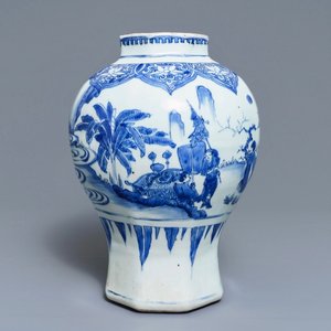 Un vase de forme balustre en porcelaine de Chine bleu et blanc, époque Transition — photo 1