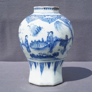 Un vase de forme balustre en porcelaine de Chine bleu et blanc, époque Transition — photo 7