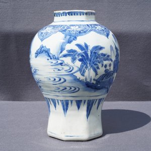Un vase de forme balustre en porcelaine de Chine bleu et blanc, époque Transition — photo 8