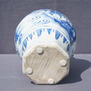 Un vase de forme balustre en porcelaine de Chine bleu et blanc, époque Transition — photo 9