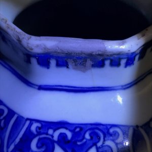 Un vase de forme balustre en porcelaine de Chine bleu et blanc, époque Transition — photo 10