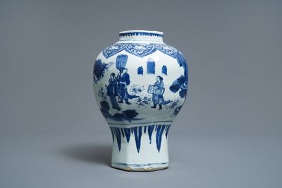 Un vase de forme balustre en porcelaine de Chine bleu et blanc, époque Transition