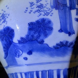Un vase de forme balustre en porcelaine de Chine bleu et blanc, époque Transition — photo 11