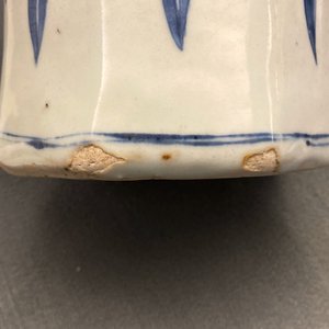 Un vase de forme balustre en porcelaine de Chine bleu et blanc, époque Transition — photo 13