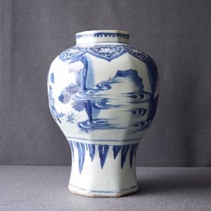 Un vase de forme balustre en porcelaine de Chine bleu et blanc, époque Transition — photo 18