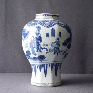Un vase de forme balustre en porcelaine de Chine bleu et blanc, époque Transition — photo 19