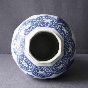 Un vase de forme balustre en porcelaine de Chine bleu et blanc, époque Transition — photo 20