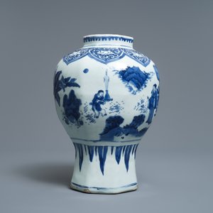 Un vase de forme balustre en porcelaine de Chine bleu et blanc, époque Transition — photo 2