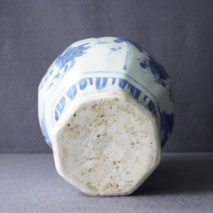 Un vase de forme balustre en porcelaine de Chine bleu et blanc, époque Transition — photo 21