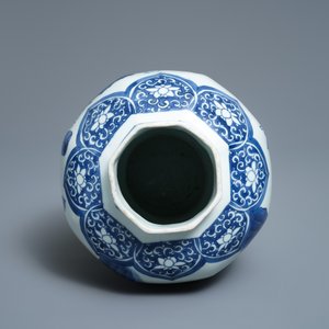 Un vase de forme balustre en porcelaine de Chine bleu et blanc, époque Transition — photo 5