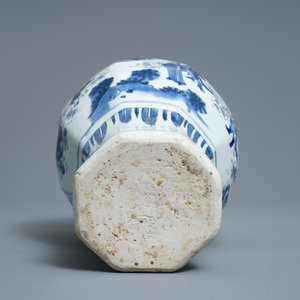 Un vase de forme balustre en porcelaine de Chine bleu et blanc, époque Transition — photo 6