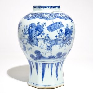 Un vase de forme balustre en porcelaine de Chine bleu et blanc, époque Transition — photo 1