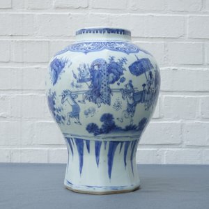 Un vase de forme balustre en porcelaine de Chine bleu et blanc, époque Transition — photo 7