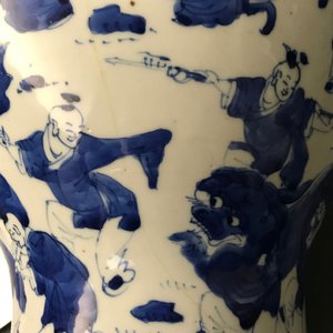 Un vase de forme balustre en porcelaine de Chine bleu et blanc, Kangxi — photo 9