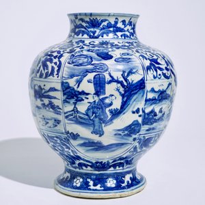 Un vase de forme balustre en porcelaine de Chine bleu et blanc, Ming, Wanli — photo 4