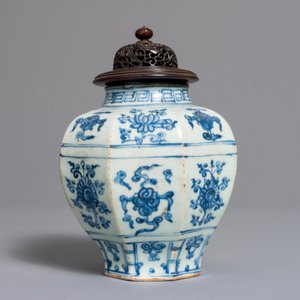 Un vase de forme balustre en porcelaine de Chine bleu et blanc, Ming — photo 5