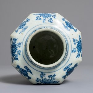 Un vase de forme balustre en porcelaine de Chine bleu et blanc, Ming — photo 6