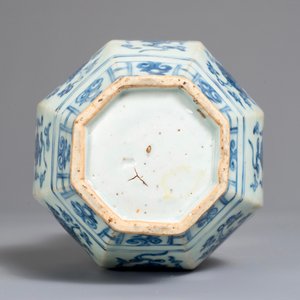 Un vase de forme balustre en porcelaine de Chine bleu et blanc, Ming — photo 7