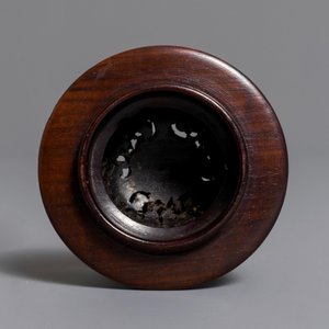 Un vase de forme balustre en porcelaine de Chine bleu et blanc, Ming — photo 9