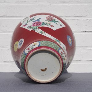Un vase de forme balustre en porcelaine de Chine famille rose à fond rouge rubis, Yongzheng — photo 11