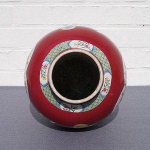 Un vase de forme balustre en porcelaine de Chine famille rose à fond rouge rubis, Yongzheng — photo 12