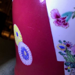 Un vase de forme balustre en porcelaine de Chine famille rose à fond rouge rubis, Yongzheng — photo 18