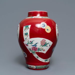Un vase de forme balustre en porcelaine de Chine famille rose à fond rouge rubis, Yongzheng — photo 2