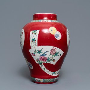 Un vase de forme balustre en porcelaine de Chine famille rose à fond rouge rubis, Yongzheng — photo 4