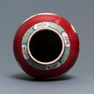 Un vase de forme balustre en porcelaine de Chine famille rose à fond rouge rubis, Yongzheng — photo 5