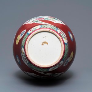 Un vase de forme balustre en porcelaine de Chine famille rose à fond rouge rubis, Yongzheng — photo 6