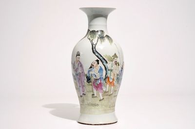 Un vase de forme balustre en porcelaine de Chine famille rose, marque en rouge, République, 20ème