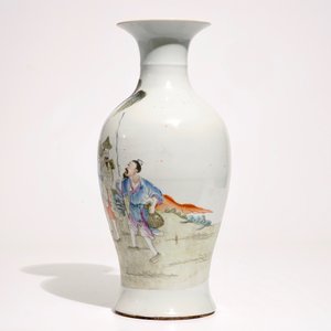 Un vase de forme balustre en porcelaine de Chine famille rose, marque en rouge, République, 20ème — photo 4