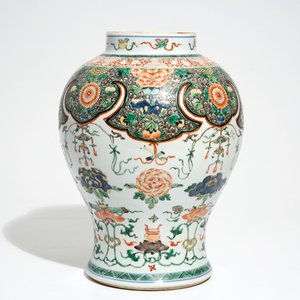 Un vase de forme balustre en porcelaine de Chine famille verte, Kangxi — photo 1