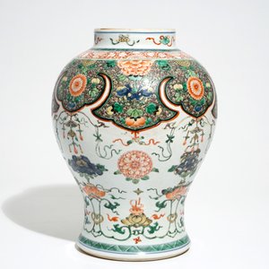 Un vase de forme balustre en porcelaine de Chine famille verte, Kangxi — photo 3