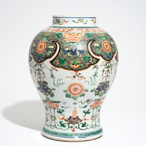 Un vase de forme balustre en porcelaine de Chine famille verte, Kangxi — photo 4