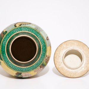 Un vase de forme balustre en porcelaine de Chine famille verte sur fond jaune, 19ème — photo 5
