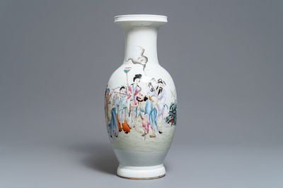 Un vase de forme balustre en porcelaine de Chine jaune famille rose, marque de Qianlong, 19/20ème