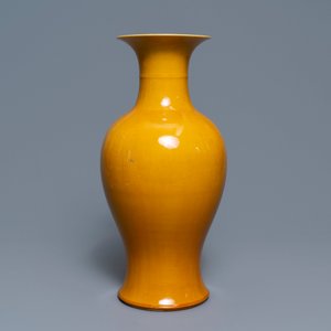 Un vase de forme balustre en porcelaine de Chine jaune monochrome, 19/20ème — photo 4