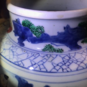 Un vase de forme balustre en porcelaine de Chine wucai à décor '100 garçons', époque Transition — photo 14