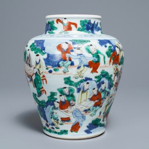Un vase de forme balustre en porcelaine de Chine wucai à décor '100 garçons', époque Transition — photo 2