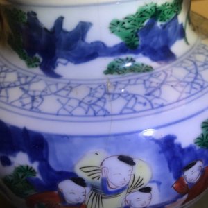 Un vase de forme balustre en porcelaine de Chine wucai à décor '100 garçons', époque Transition — photo 7