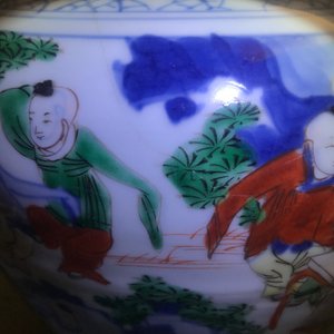 Un vase de forme balustre en porcelaine de Chine wucai à décor '100 garçons', époque Transition — photo 9